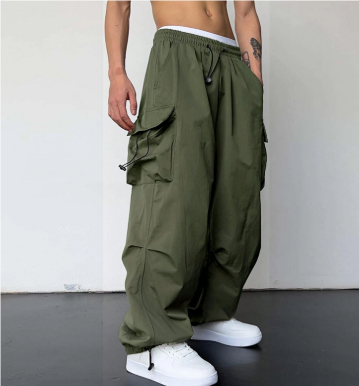 "Herren Streetwear Baggy Hose, weit geschnitten, mit mehreren Taschen, ideal für Outdoor-Aktivitäten, in urbanem Stil."