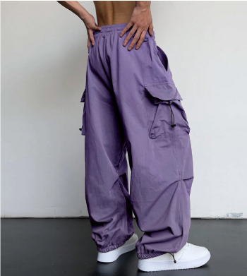 "Herren Streetwear Baggy Hose, weit geschnitten, mit mehreren Taschen, ideal für Outdoor-Aktivitäten, in urbanem Stil."