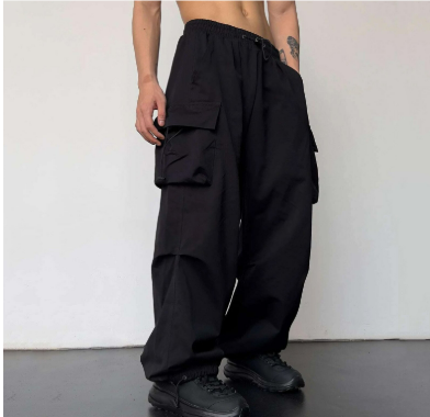 "Herren Streetwear Baggy Hose, weit geschnitten, mit mehreren Taschen, ideal für Outdoor-Aktivitäten, in urbanem Stil."