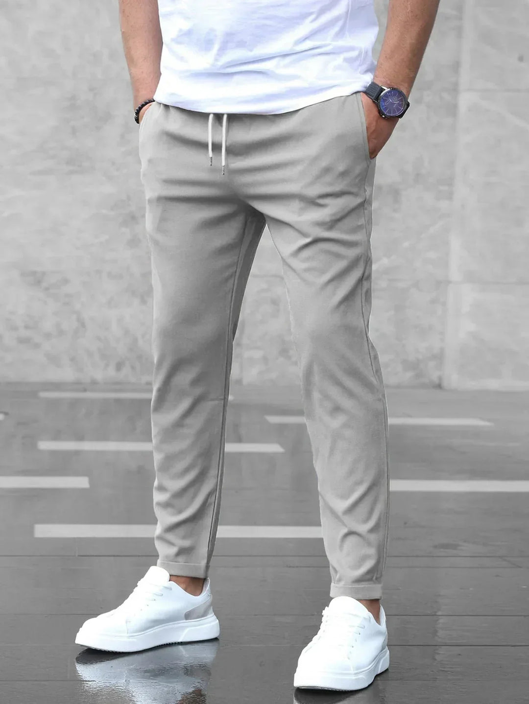 "Herren Stretch-Hose, elegant geschnitten, dunkle Farbe, komfortable Passform, ideal für Büro und Freizeit, modisch."