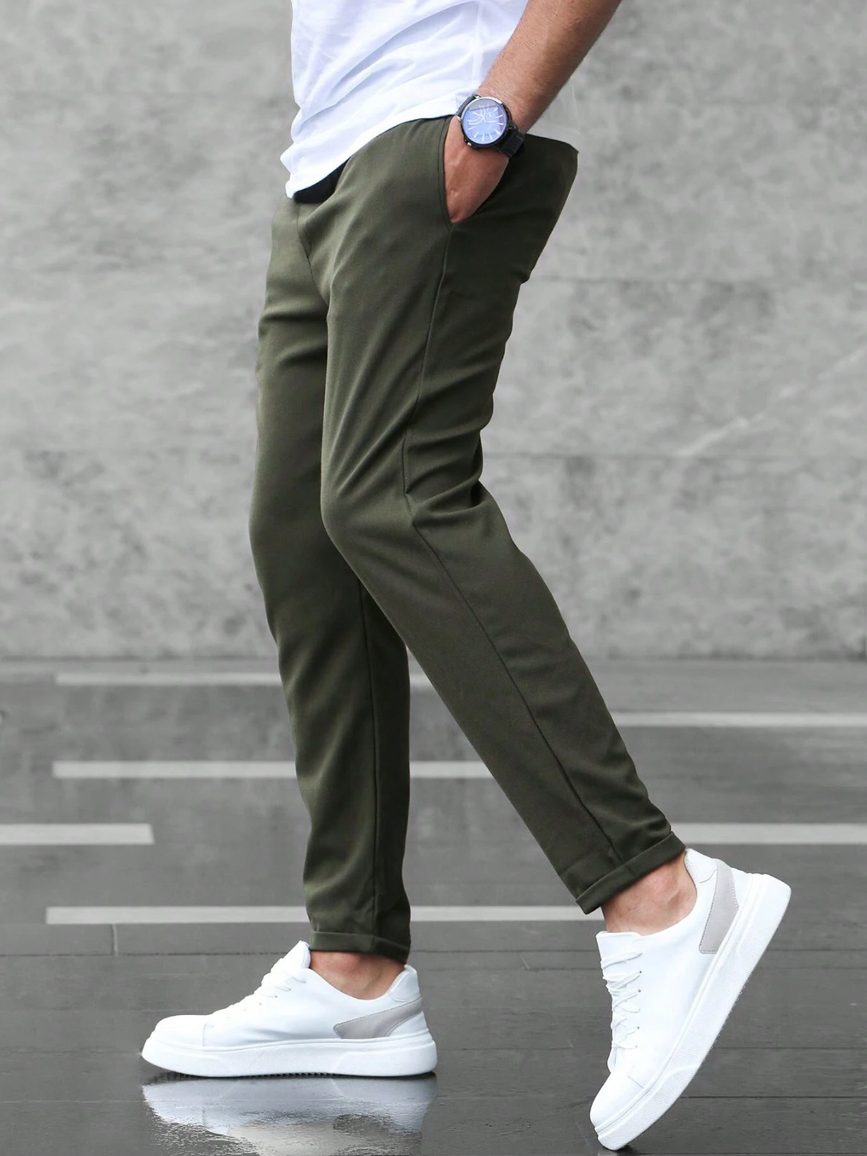 "Herren Stretch-Hose, elegant geschnitten, dunkle Farbe, komfortable Passform, ideal für Büro und Freizeit, modisch."