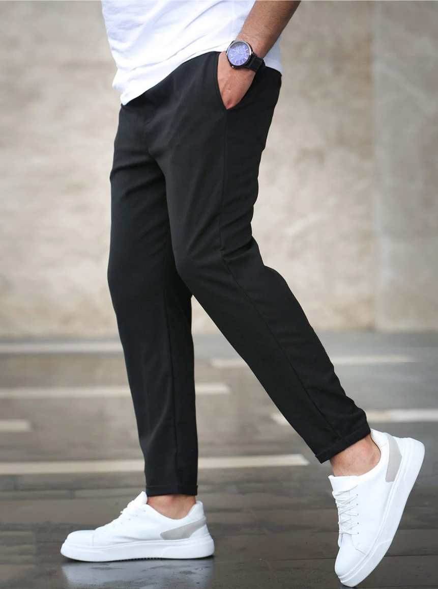 "Herren Stretch-Hose, elegant geschnitten, dunkle Farbe, komfortable Passform, ideal für Büro und Freizeit, modisch."