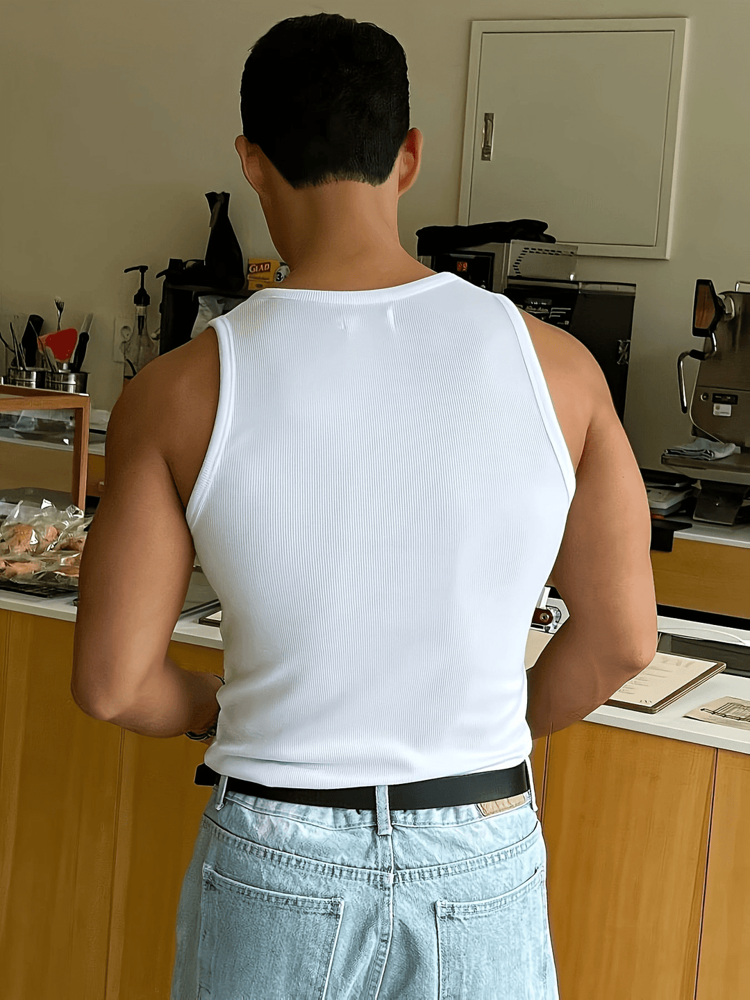 "Herren Tanktop in Blau, atmungsaktiver Stoff, ideal für Frühling/Sommer, vielseitig kombinierbar für stilvolle Looks."