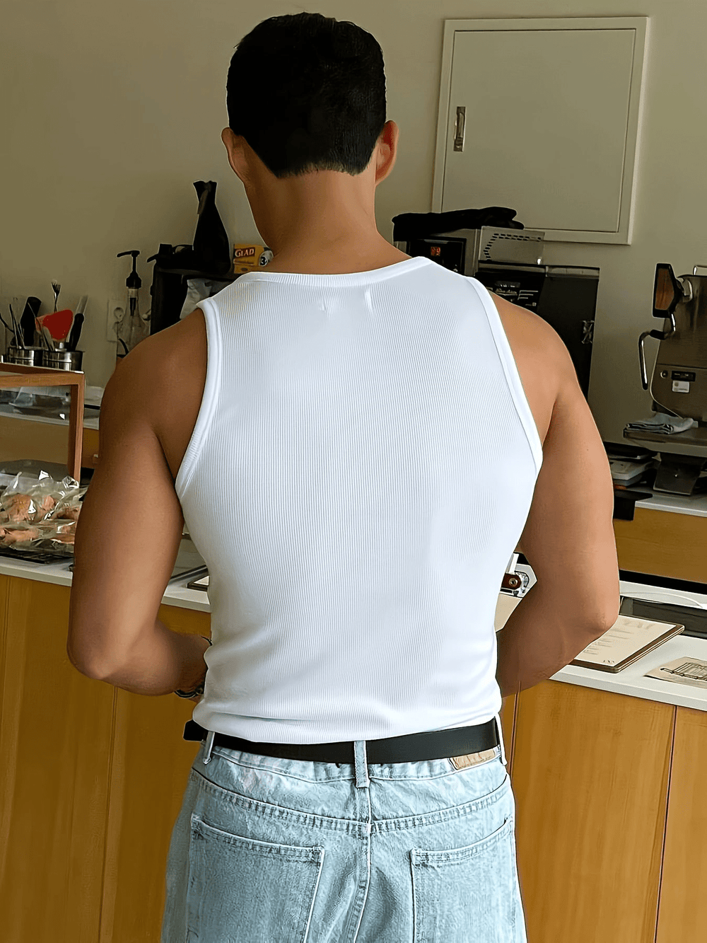 "Herren Tanktop in Blau, atmungsaktiver Stoff, ideal für Frühling/Sommer, vielseitig kombinierbar für stilvolle Looks."