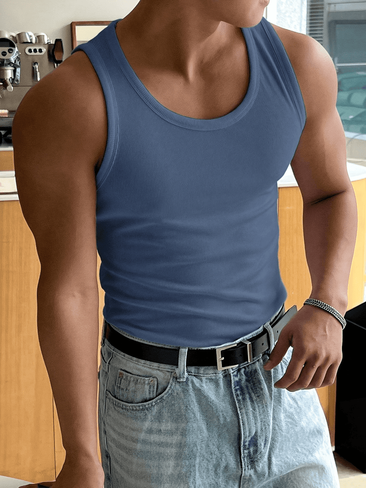 "Herren Tanktop in Blau, atmungsaktiver Stoff, ideal für Frühling/Sommer, vielseitig kombinierbar für stilvolle Looks."