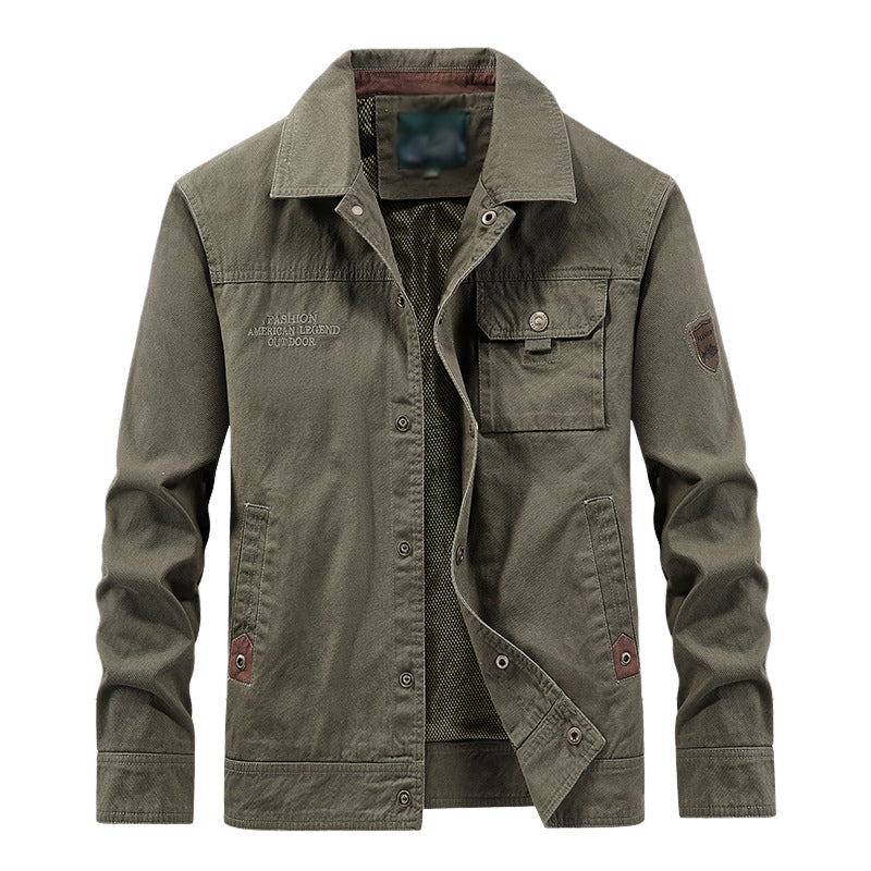 "Herren Vintage-Cargo-Jacke in Khaki mit großen Taschen und tailliertem Schnitt; perfekt für legere Anlässe."
