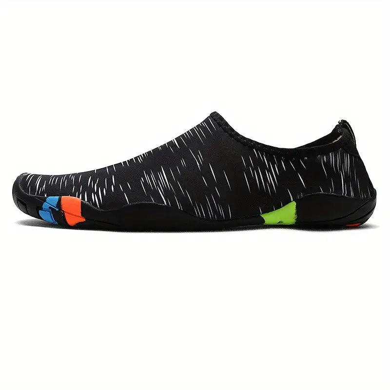 "Herren Wasserschuhe mit rutschfester Sohle, schnell trocknend, blau, optimal für Strandaktivitäten und Wassersport."