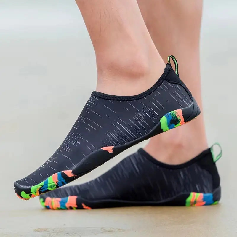"Herren Wasserschuhe mit rutschfester Sohle, schnell trocknend, blau, optimal für Strandaktivitäten und Wassersport."