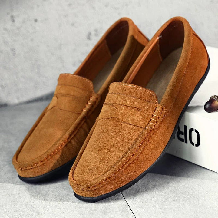 "Herren Wildleder Loafers, stilvoll in Braun, mit gepolstertem Fußbett und rutschfester Sohle für ganztägigen Komfort."