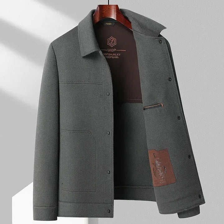 "Herren Wolljacke in Grau, klassisches Design, hochwertige Wollmischung, perfekt für Business und Freizeit, elegante Details"