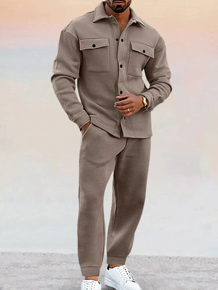 "Herren Zweiteiler: Elegantes Set mit beiger Jacke und Hose, sportlich-modern für vielseitigen Komfort und Stil."