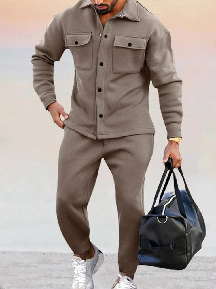 "Herren Zweiteiler: Elegantes Set mit beiger Jacke und Hose, sportlich-modern für vielseitigen Komfort und Stil."