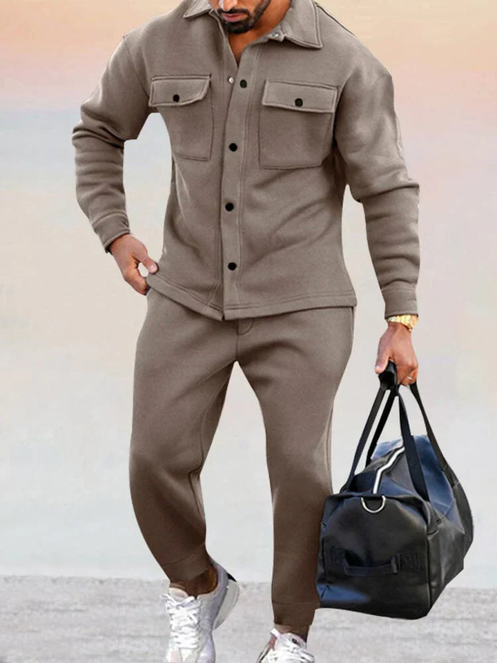 "Herren Zweiteiler: Elegantes Set mit beiger Jacke und Hose, sportlich-modern für vielseitigen Komfort und Stil."