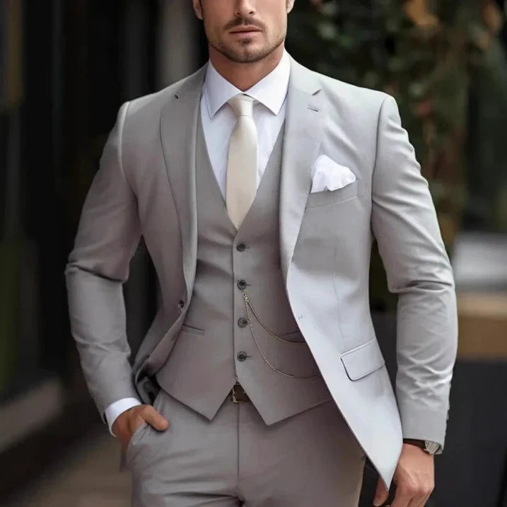 "Herrenanzug dreiteilig, modern fit, schmaler Schnitt, schwarz, ideal für Hochzeit und Empfang, stilvoll und elegant."