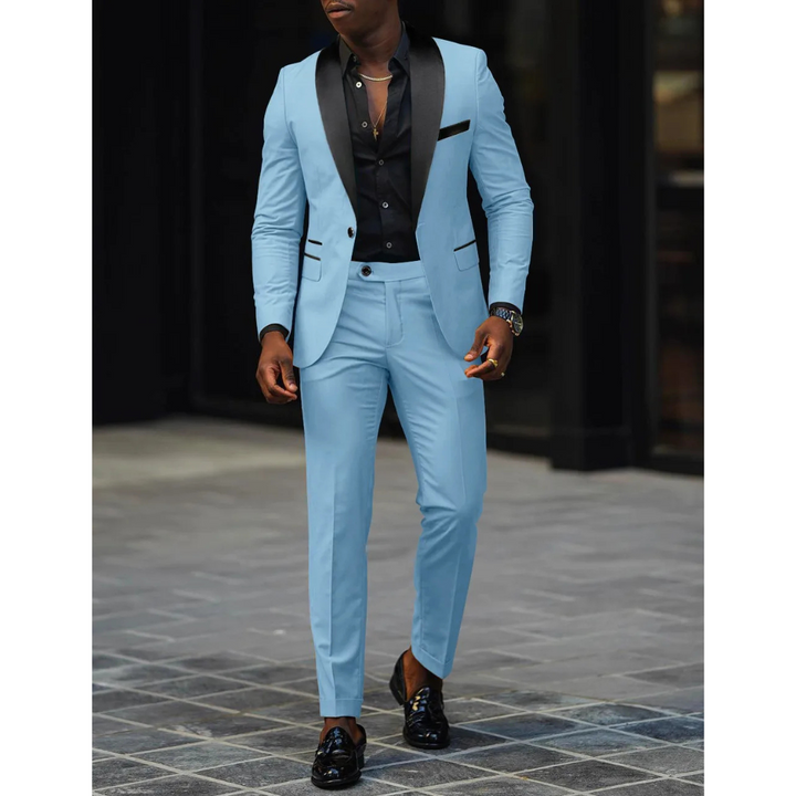 "Herrenanzug in Navyblau mit klaren Linien, stilvoll für Hochzeitsgäste, moderne Eleganz und klassische Tradition vereint."