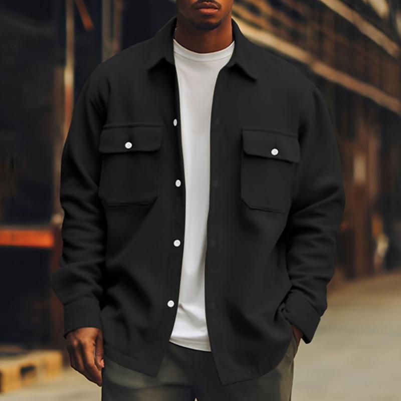 "Herrenjacke mit Brusttaschen, schlichtes Design, elegant und komfortabel, ideal für Freizeit und kühle Tage."
