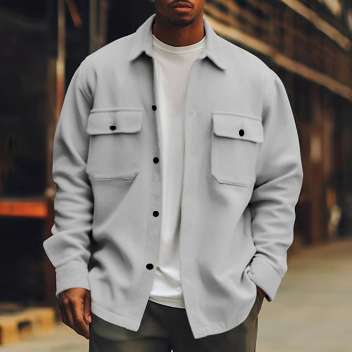 "Herrenjacke mit Brusttaschen, schlichtes Design, elegant und komfortabel, ideal für Freizeit und kühle Tage."