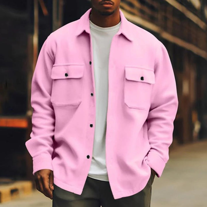 "Herrenjacke mit Brusttaschen, schlichtes Design, elegant und komfortabel, ideal für Freizeit und kühle Tage."