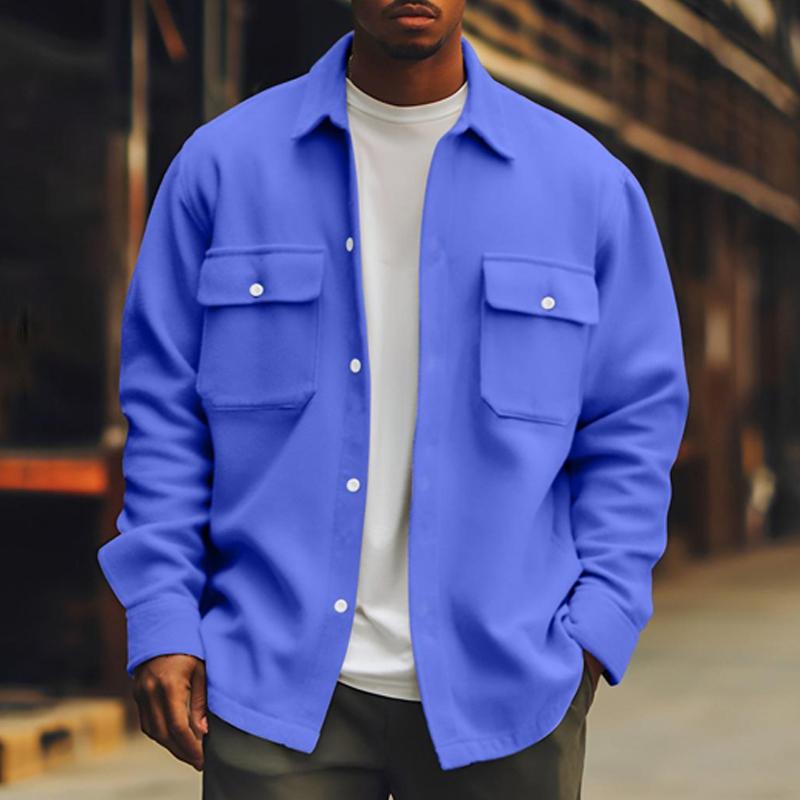 "Herrenjacke mit Brusttaschen, schlichtes Design, elegant und komfortabel, ideal für Freizeit und kühle Tage."