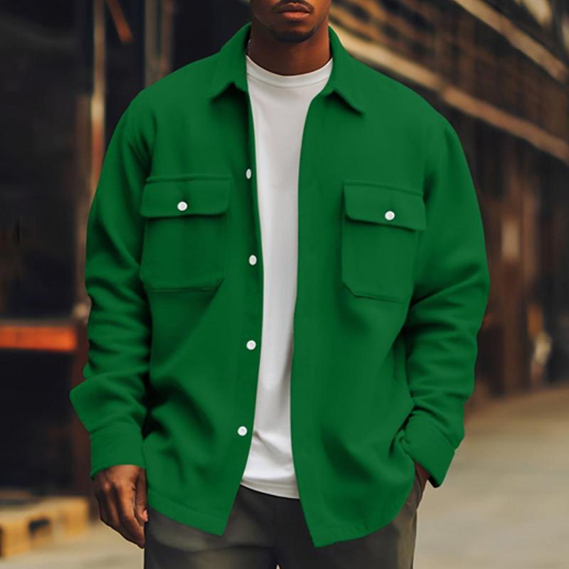 "Herrenjacke mit Brusttaschen, schlichtes Design, elegant und komfortabel, ideal für Freizeit und kühle Tage."