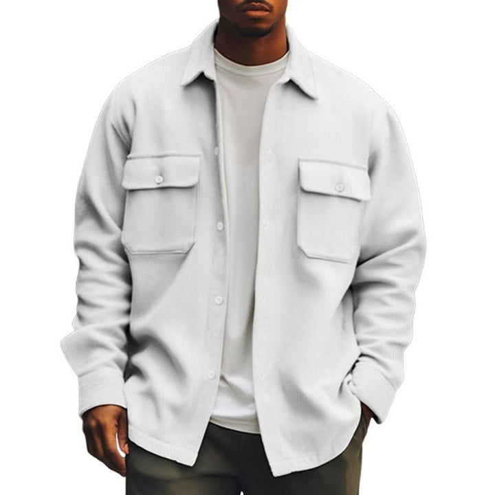 "Herrenjacke mit Brusttaschen, schlichtes Design, elegant und komfortabel, ideal für Freizeit und kühle Tage."
