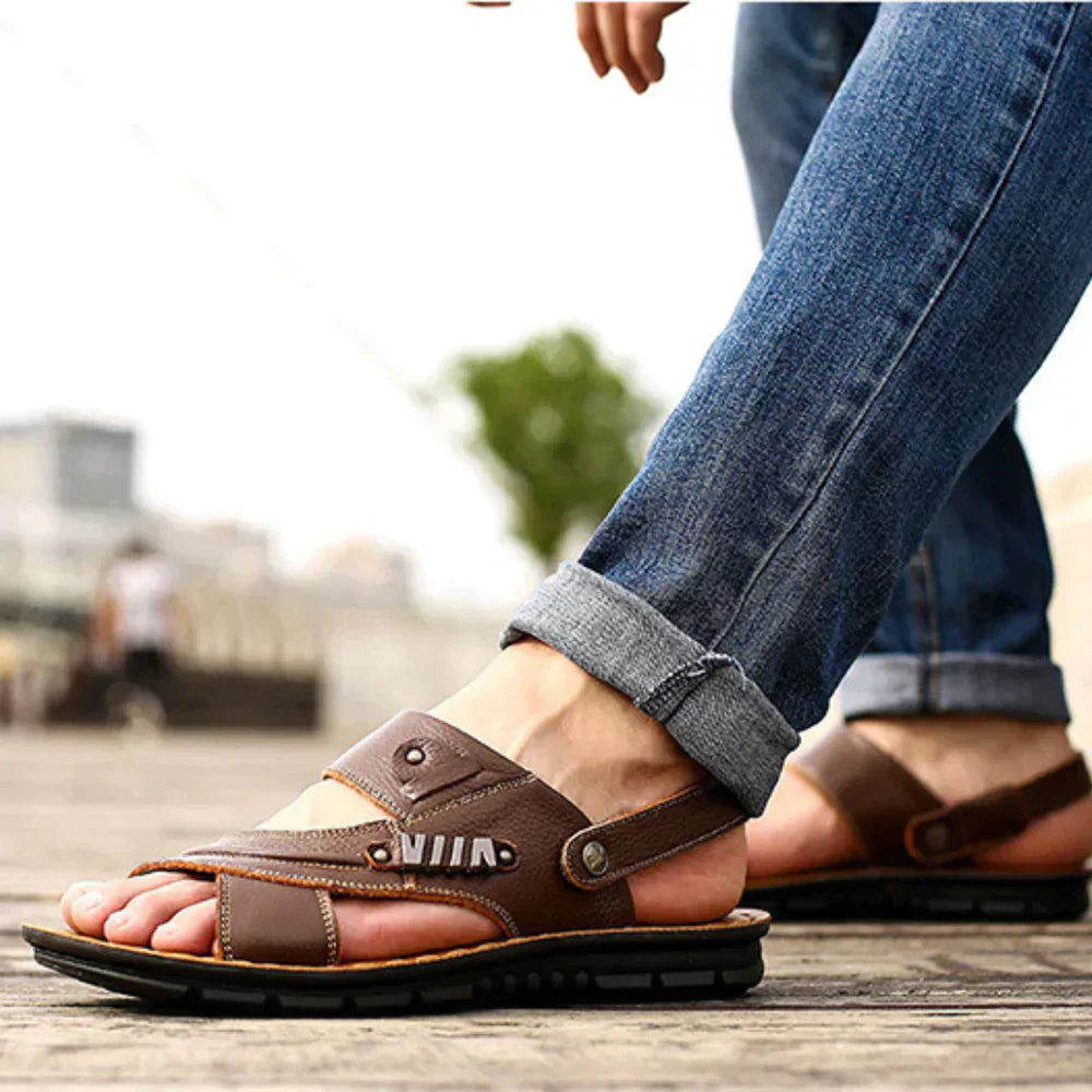 "Herrensandalen: Luxuriös, orthopädisch, in Braun mit anatomischem Fußbett für bequemen, stilvollen Tragekomfort."