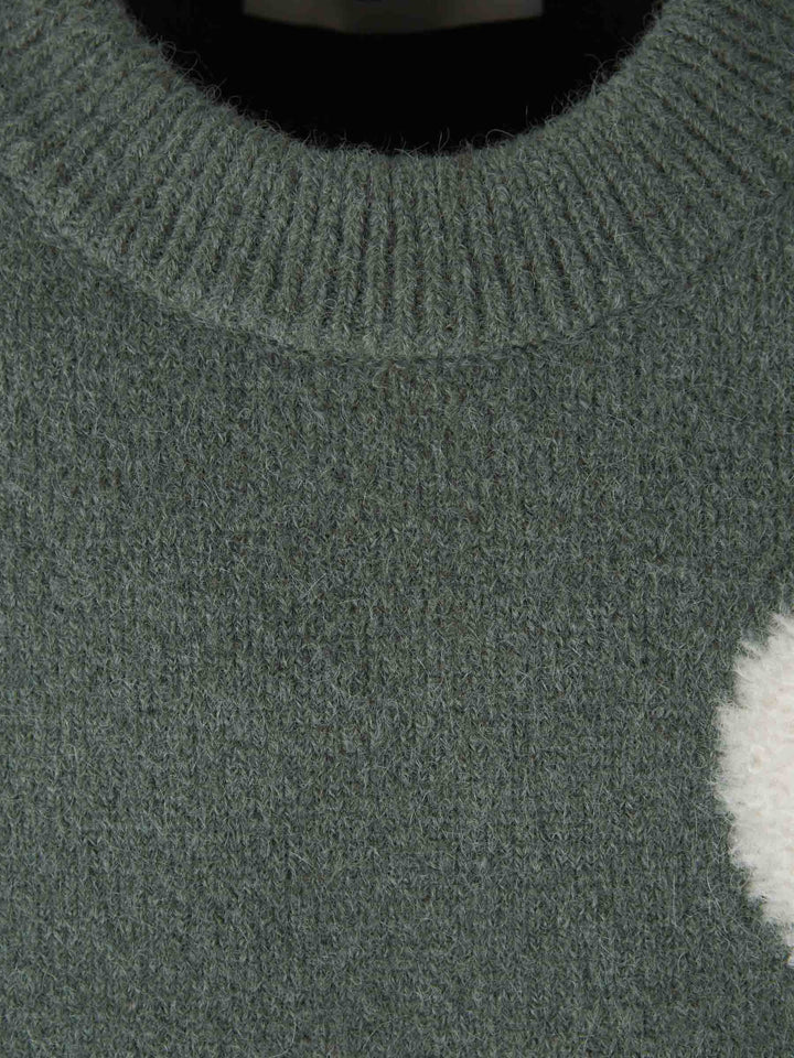 "Herz-Pullover für Damen, weich, weiß, mit Herzen, modisch und bequem, ideal für kalte Tage, vielseitig kombinierbar."