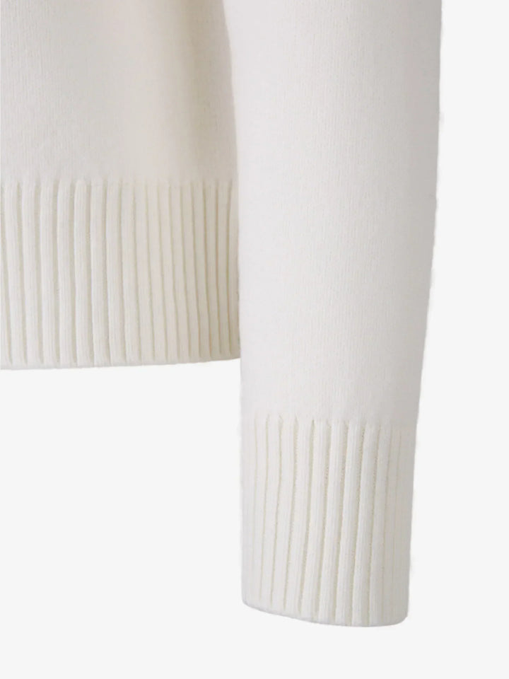 "Herz-Pullover für Damen, weich, weiß, mit Herzen, modisch und bequem, ideal für kalte Tage, vielseitig kombinierbar."