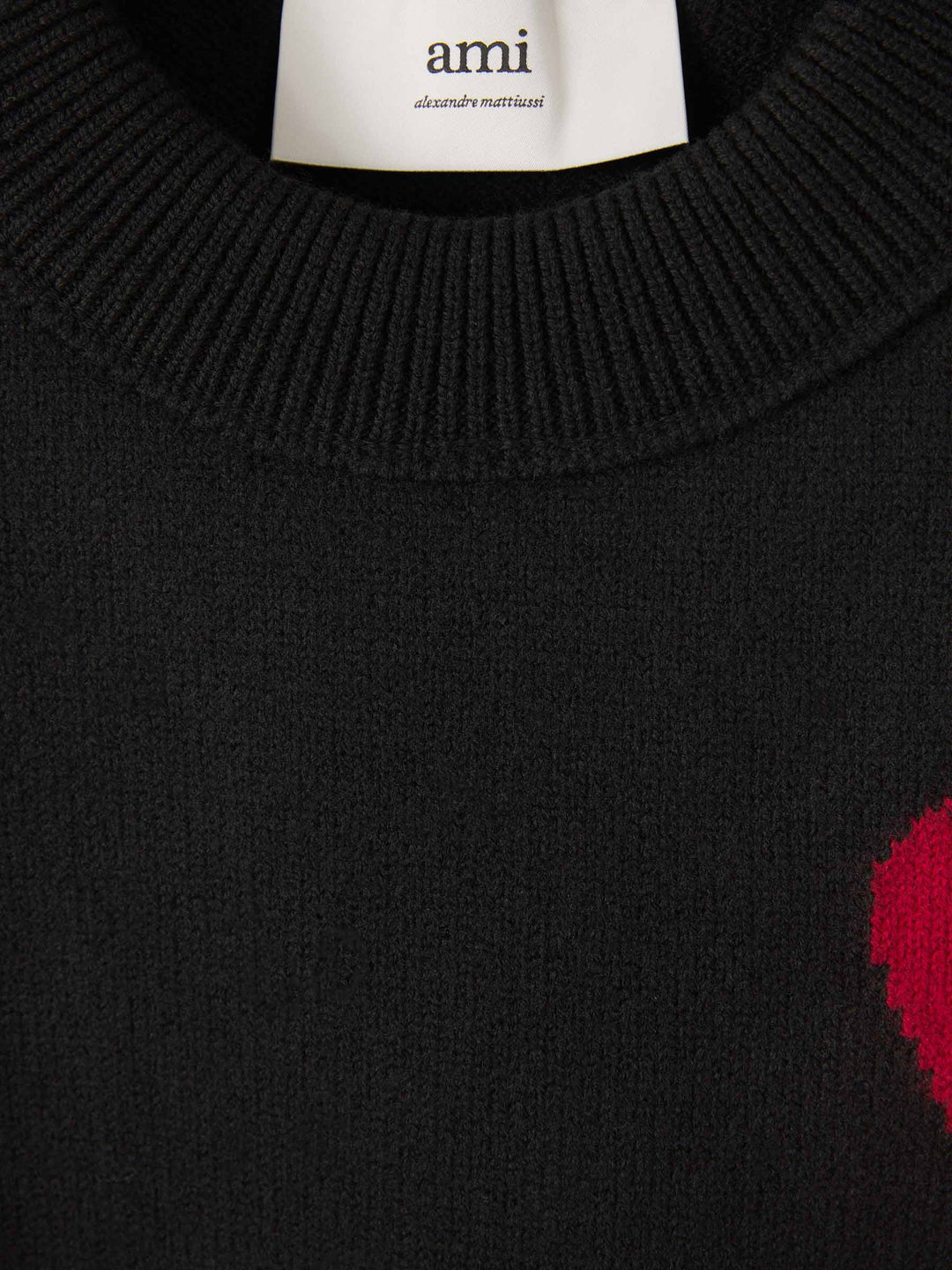 "Herz-Pullover für Damen, weich, weiß, mit Herzen, modisch und bequem, ideal für kalte Tage, vielseitig kombinierbar."