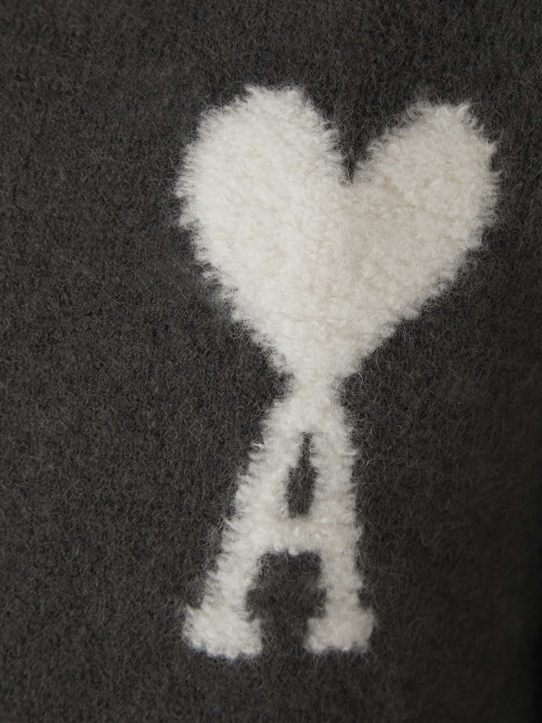 "Herz-Pullover für Damen, weich, weiß, mit Herzen, modisch und bequem, ideal für kalte Tage, vielseitig kombinierbar."