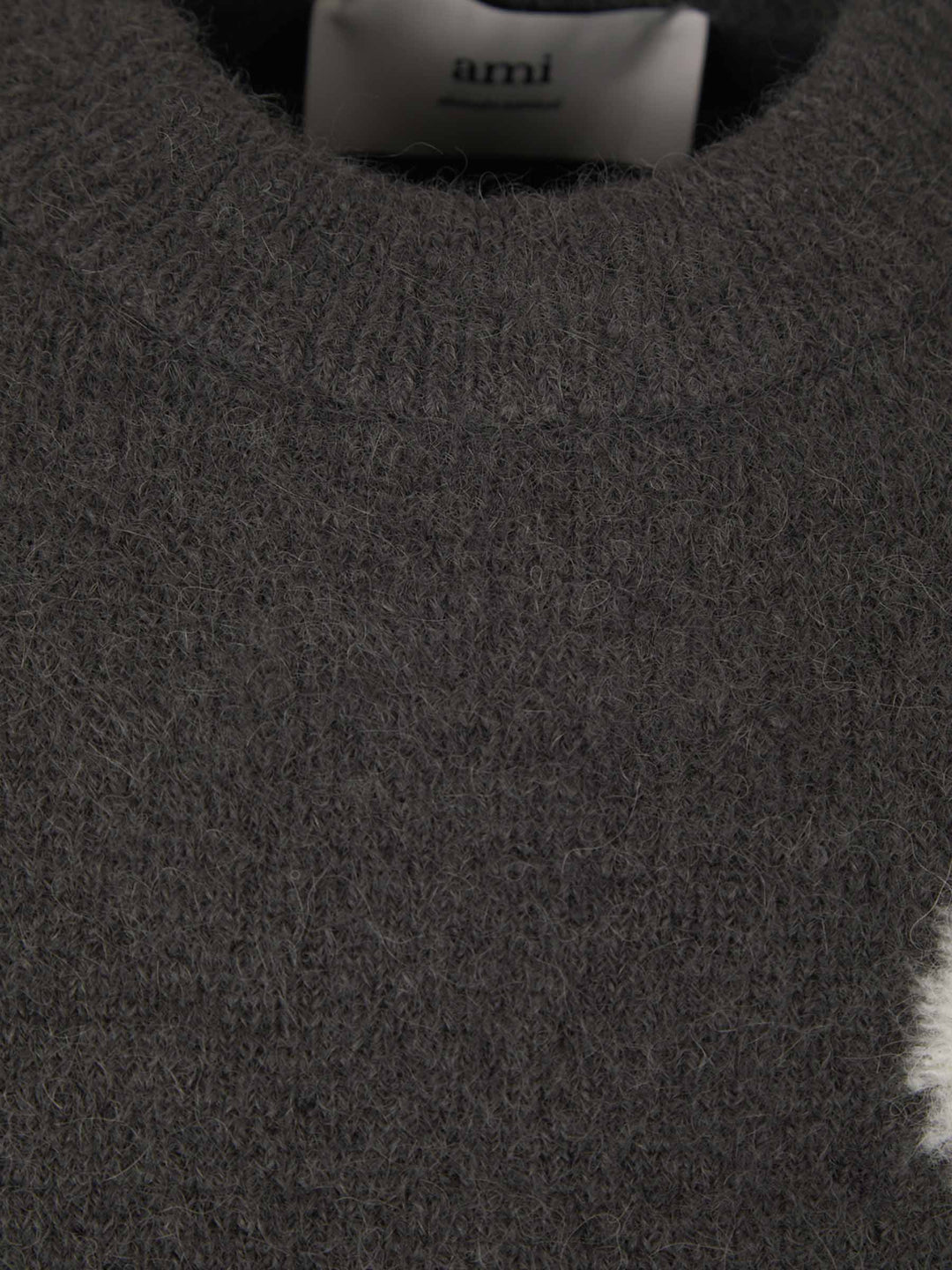 "Herz-Pullover für Damen, weich, weiß, mit Herzen, modisch und bequem, ideal für kalte Tage, vielseitig kombinierbar."
