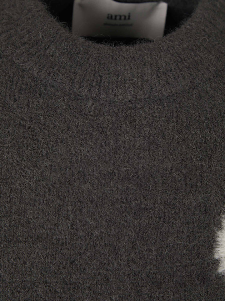 "Herz-Pullover für Damen, weich, weiß, mit Herzen, modisch und bequem, ideal für kalte Tage, vielseitig kombinierbar."