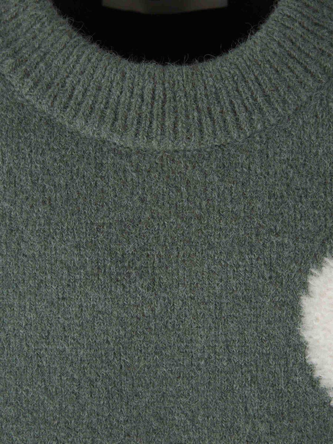 "Herzbestickter Damenpullover, kuscheliger Strickstoff in Beige, Herz-Stickerei auf Brust, stilvoll und bequem für jeden Anla