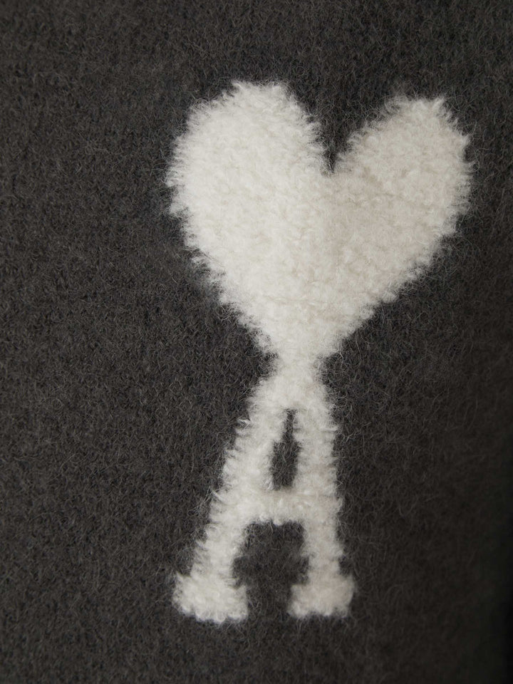 "Herzbestickter Damenpullover, kuscheliger Strickstoff in Beige, Herz-Stickerei auf Brust, stilvoll und bequem für jeden Anla