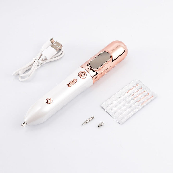 "HexoPen Gerät mit Präzisionsspitze zur Entfernung von Warzen und Hauttags, modernes Design, in Weiß, auf Holztisch liegend."