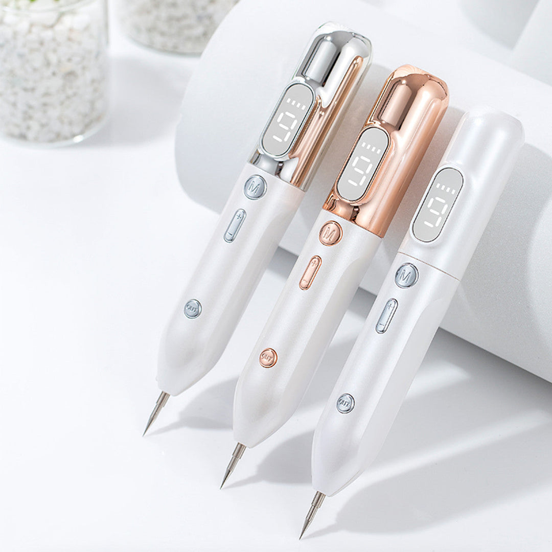 "HexoPen Gerät mit Präzisionsspitze zur Entfernung von Warzen und Hauttags, modernes Design, in Weiß, auf Holztisch liegend."