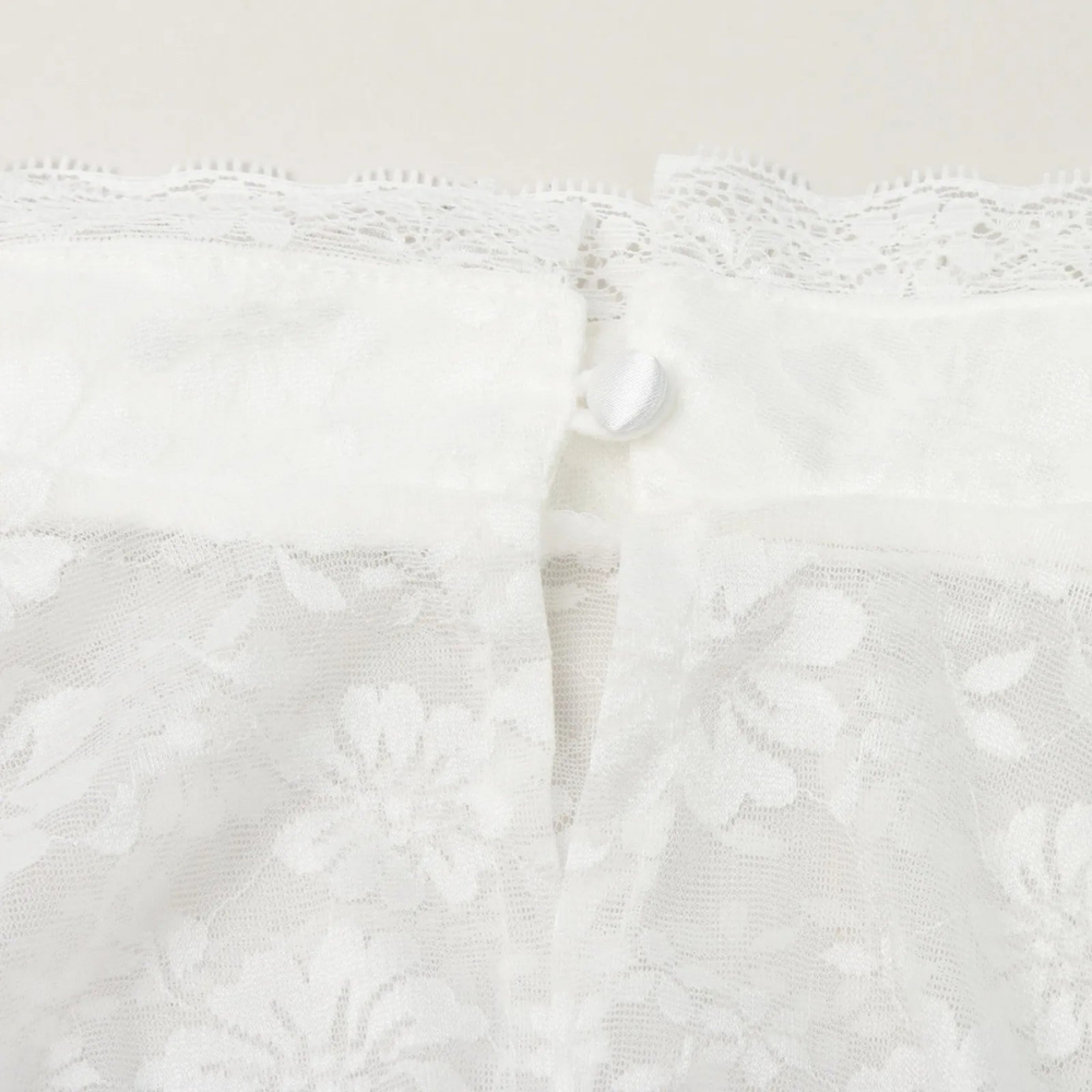 Hochgeschlossene weiße Dirndlbluse für Damen mit Puffärmeln, ideal für das Oktoberfest und festliche Anlässe.