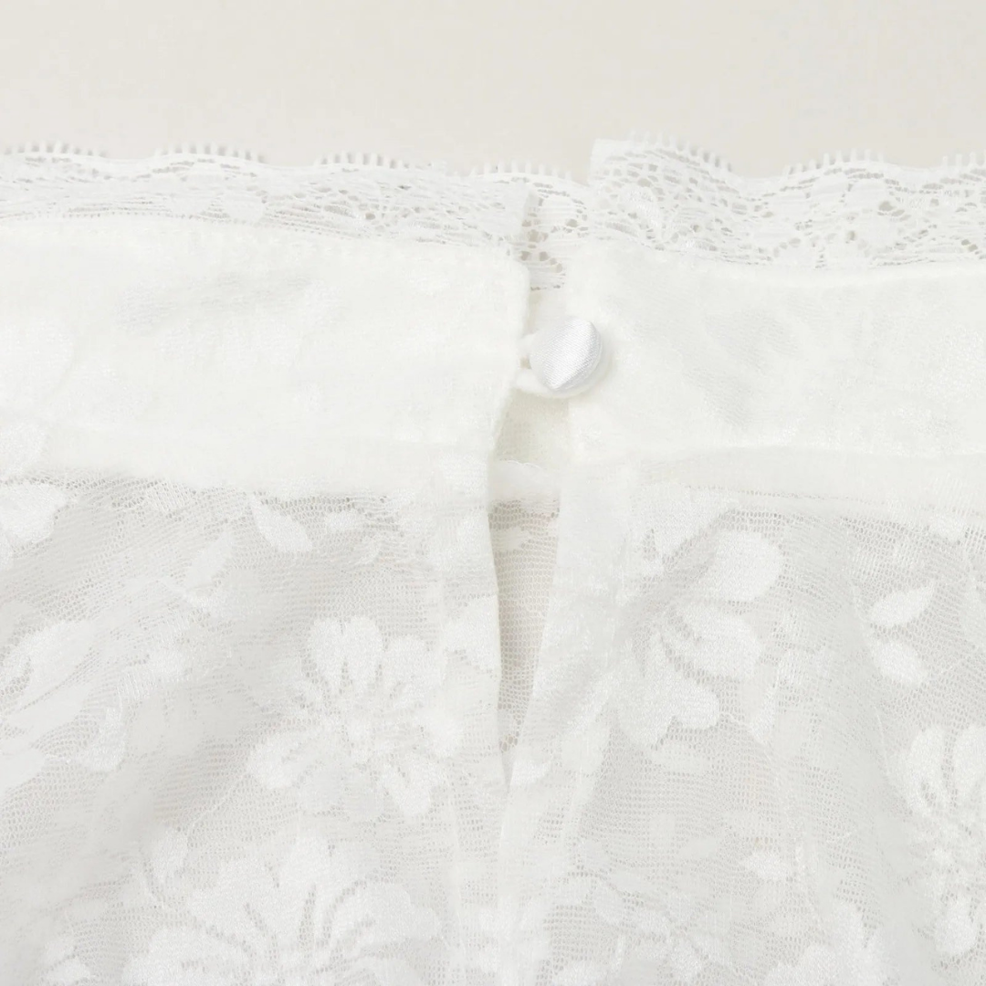Hochgeschlossene weiße Dirndlbluse für Damen mit Puffärmeln, ideal für das Oktoberfest und festliche Anlässe.