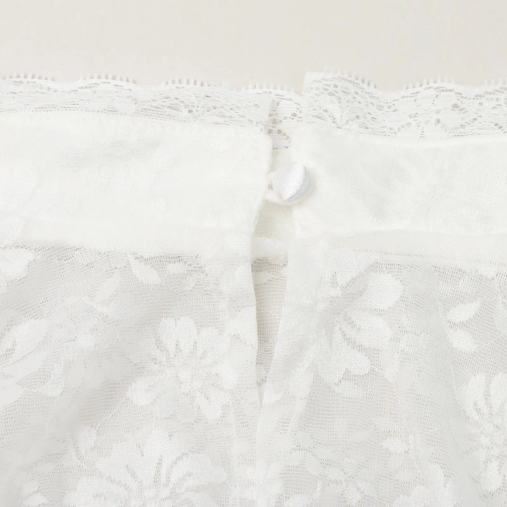 Hochgeschlossene weiße Dirndlbluse für Damen mit Puffärmeln, ideal für das Oktoberfest und festliche Anlässe.