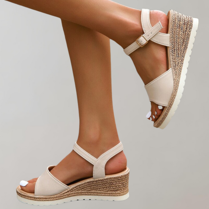 Hochwertige Damen Orthopädische Sandalen mit bequemem Plateau und verstellbaren Riemen, ideal für Komfort und Stil.