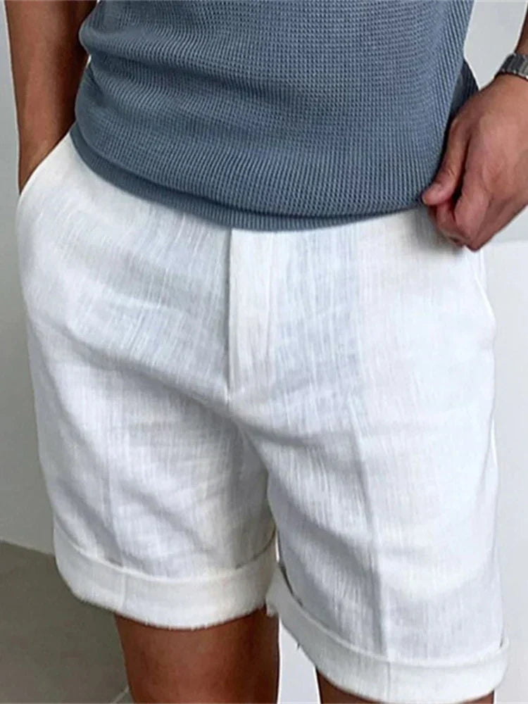 "Hochwertige Herren Sommer-Shorts in Beige, aus Leinen-Baumwoll-Mix, locker geschnitten, atmungsaktiv und angenehm leicht."