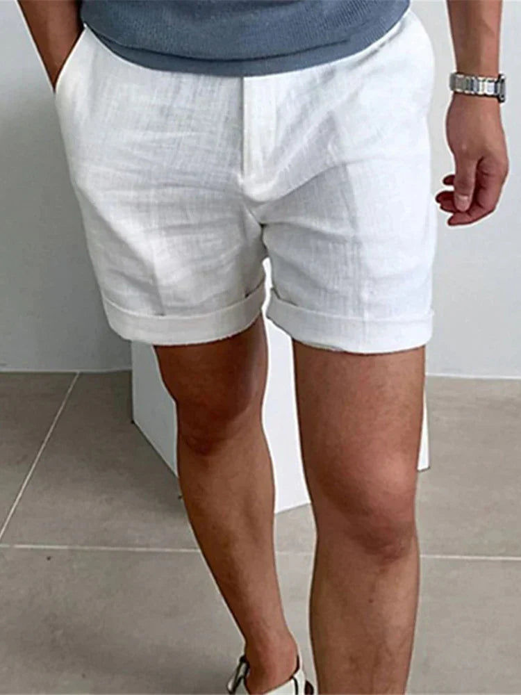 "Hochwertige Herren Sommer-Shorts in Beige, aus Leinen-Baumwoll-Mix, locker geschnitten, atmungsaktiv und angenehm leicht."