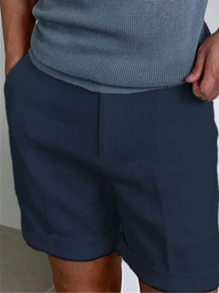 "Hochwertige Herren Sommer-Shorts in Beige, aus Leinen-Baumwoll-Mix, locker geschnitten, atmungsaktiv und angenehm leicht."