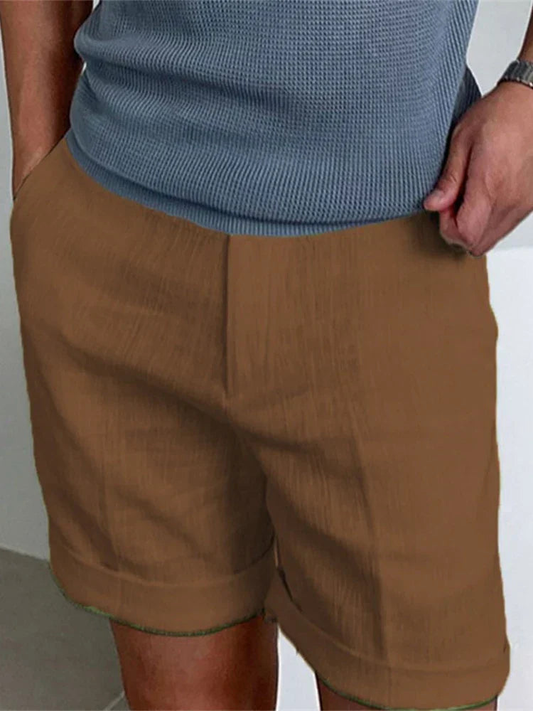 "Hochwertige Herren Sommer-Shorts in Beige, aus Leinen-Baumwoll-Mix, locker geschnitten, atmungsaktiv und angenehm leicht."
