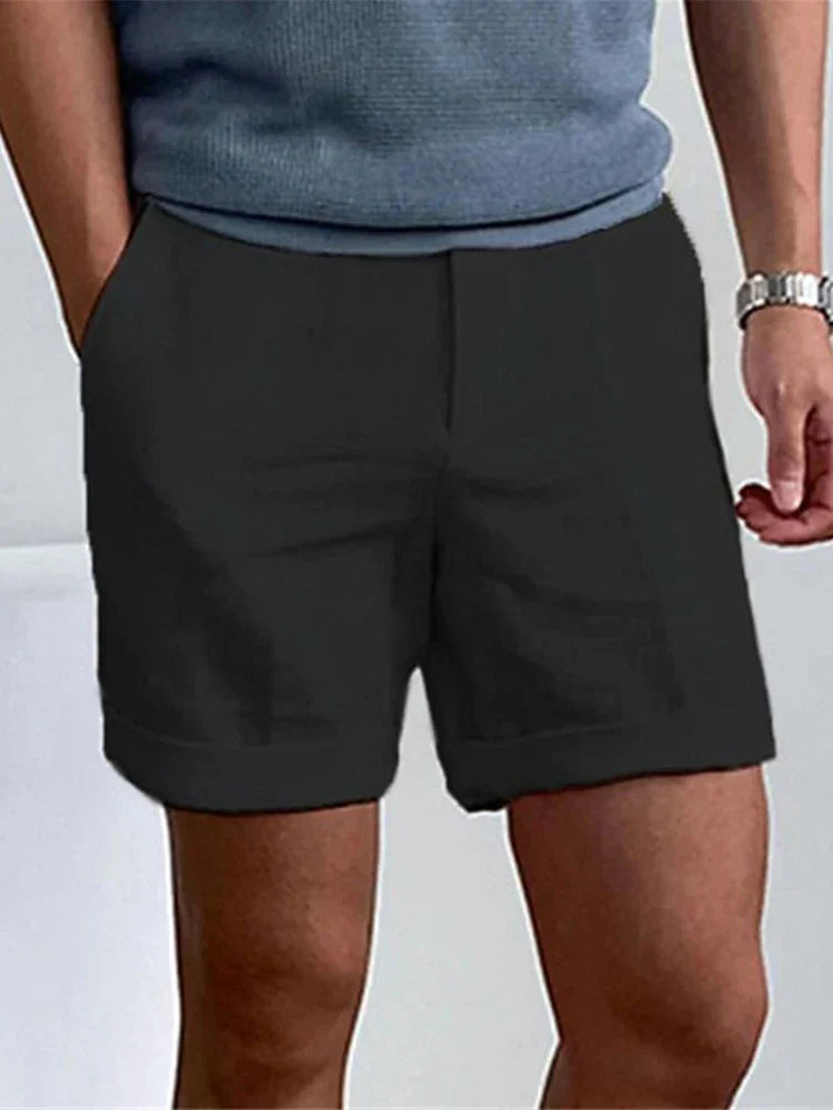 "Hochwertige Herren Sommer-Shorts in Beige, aus Leinen-Baumwoll-Mix, locker geschnitten, atmungsaktiv und angenehm leicht."