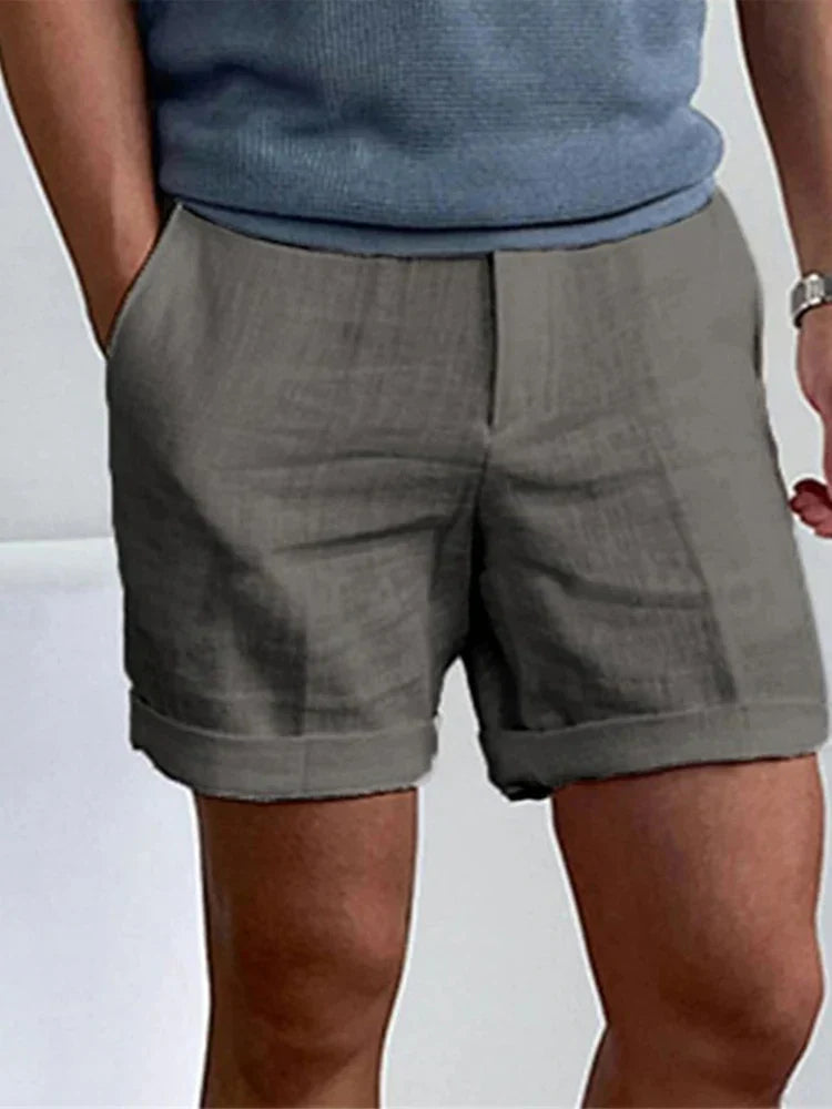 "Hochwertige Herren Sommer-Shorts in Beige, aus Leinen-Baumwoll-Mix, locker geschnitten, atmungsaktiv und angenehm leicht."