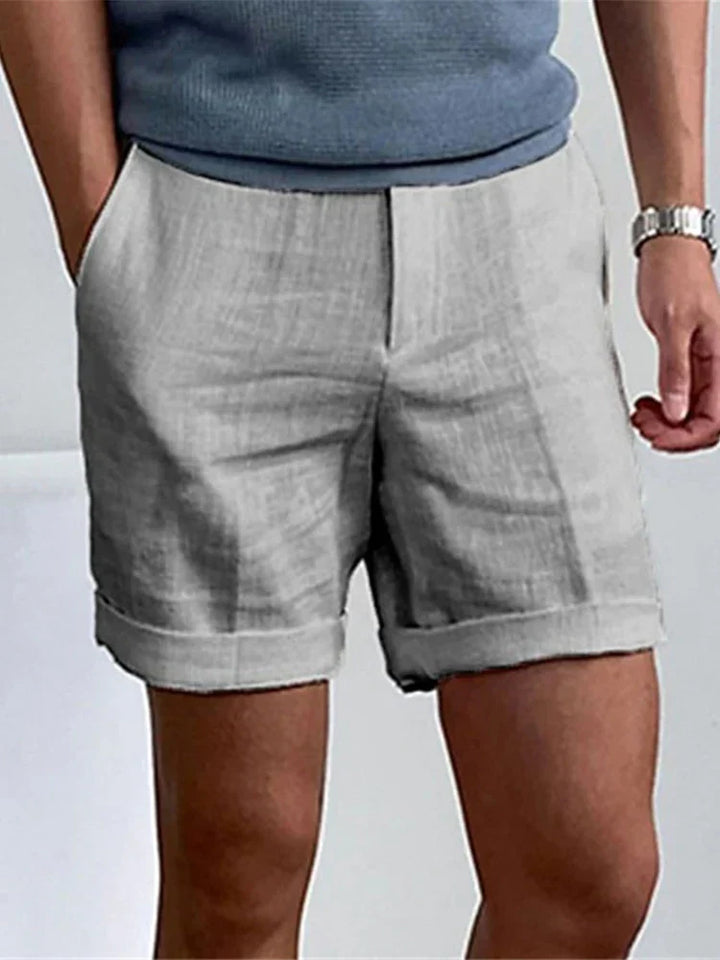 "Hochwertige Herren Sommer-Shorts in Beige, aus Leinen-Baumwoll-Mix, locker geschnitten, atmungsaktiv und angenehm leicht."