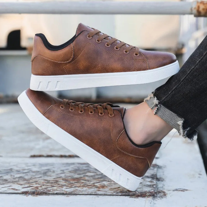 Hochwertige Leder-Herrenschuhe, klassisches Design, elegante schwarze Schuhe mit feiner Naht und gepolsterter Innensohle.