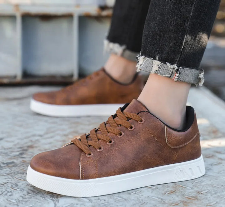 Hochwertige Leder-Herrenschuhe, klassisches Design, elegante schwarze Schuhe mit feiner Naht und gepolsterter Innensohle.