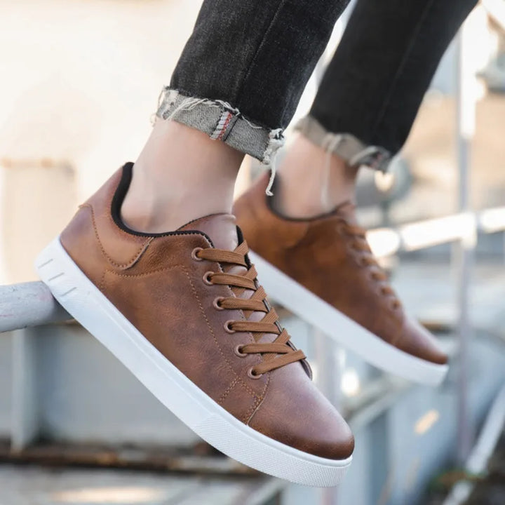 Hochwertige Leder-Herrenschuhe, klassisches Design, elegante schwarze Schuhe mit feiner Naht und gepolsterter Innensohle.